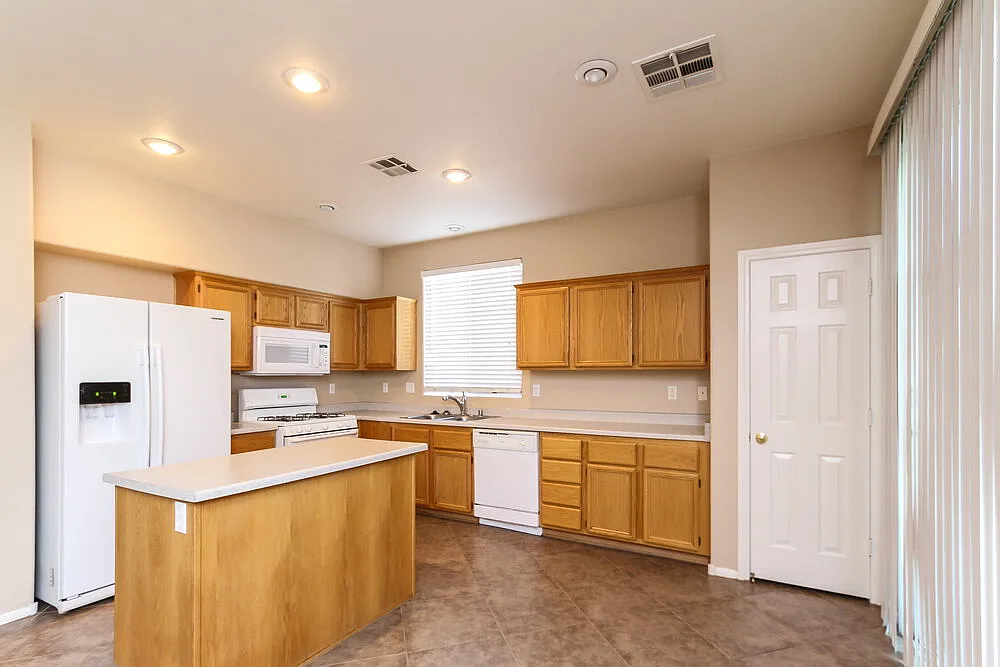 4 bed, 2.5 bath, 1730 sqft, $2,415 — Photo 4