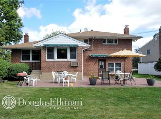 789 Lydia Ln, Westbury, NY 11590
