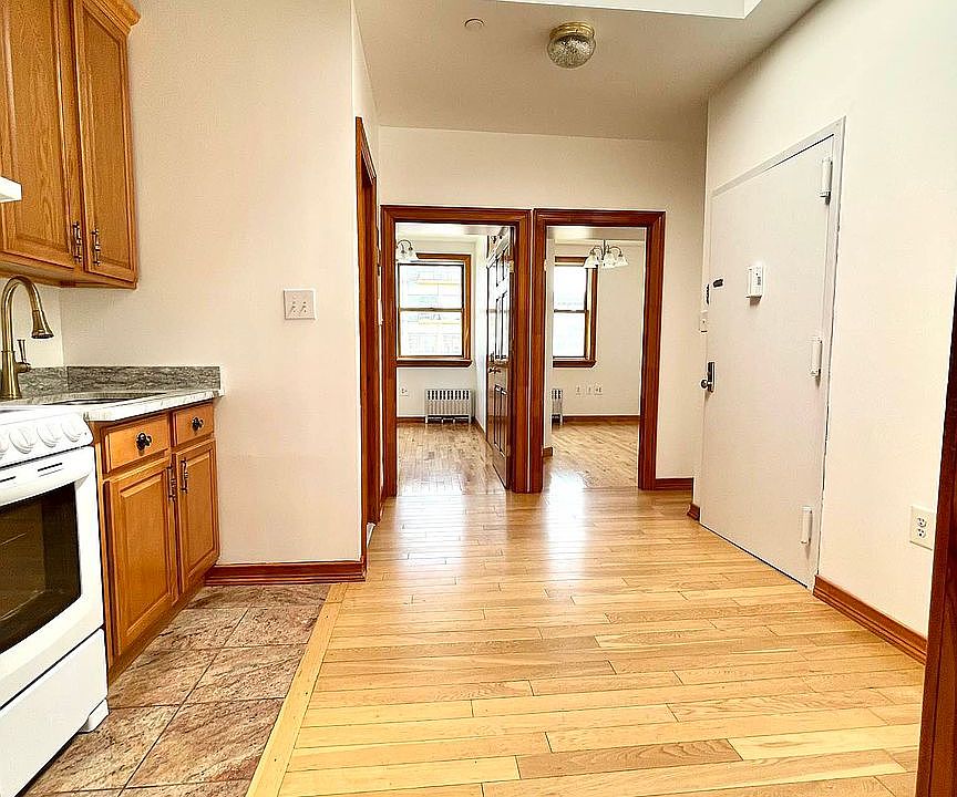 1st image of 720A Leonard St #D