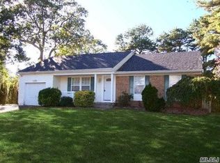 12 Chardonnay Dr, Coram, NY 11727