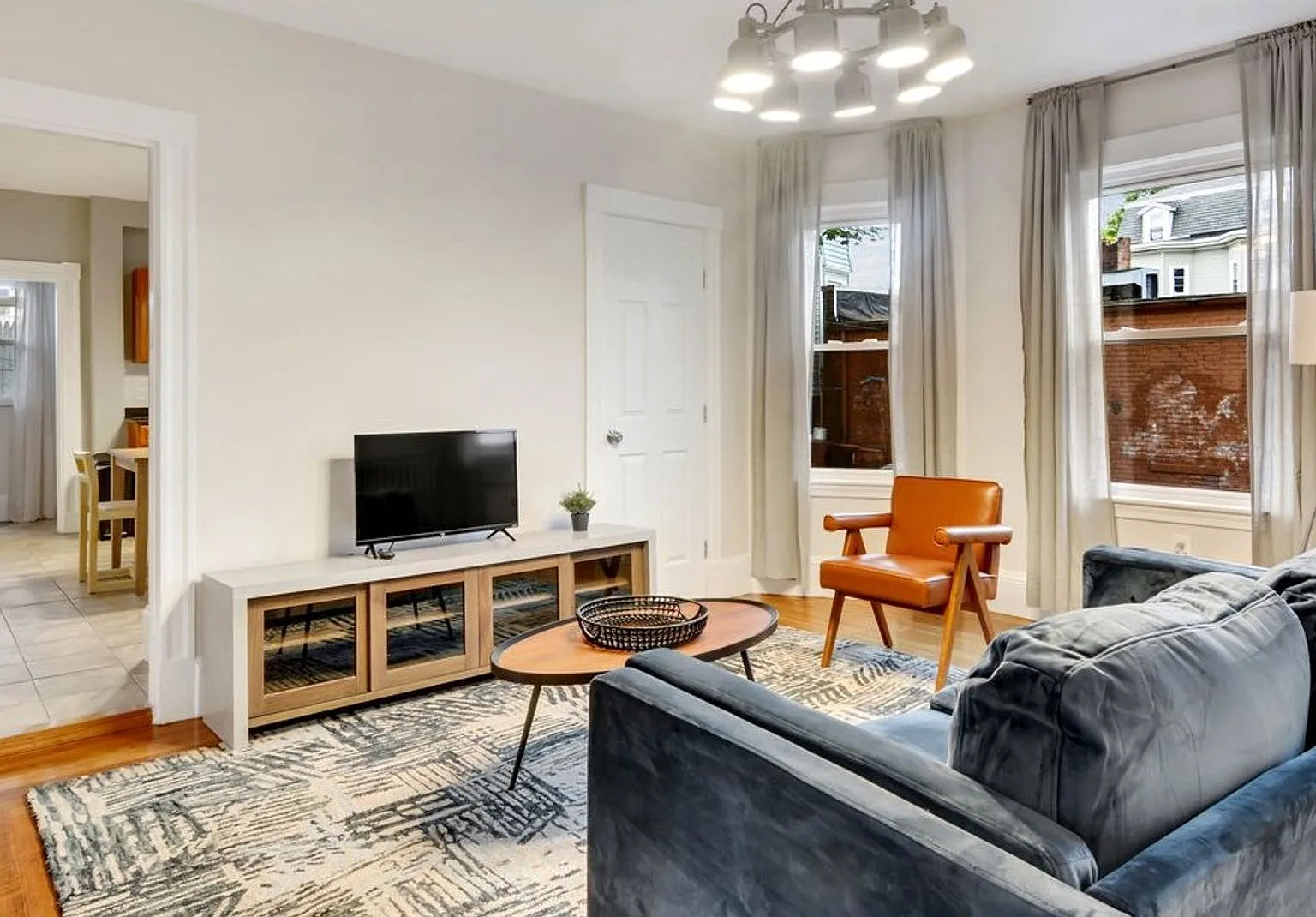 Nice 4.5 bedroom, 2-bathroom unit in lower Allston available for 9/1! — Photo 4