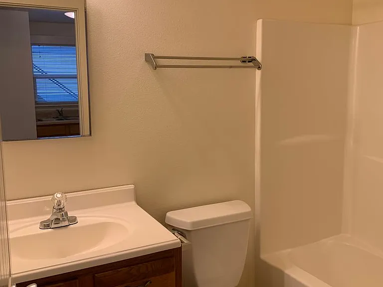 608 SE Tacoma St — Photo 7