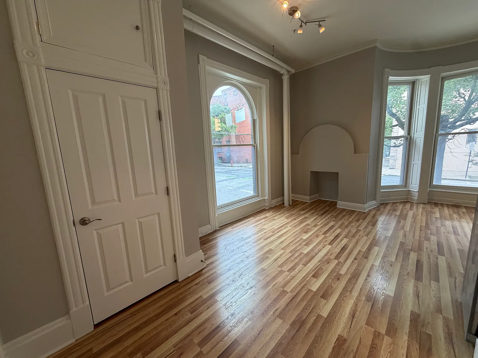 Studio, $1,000 — Photo 3