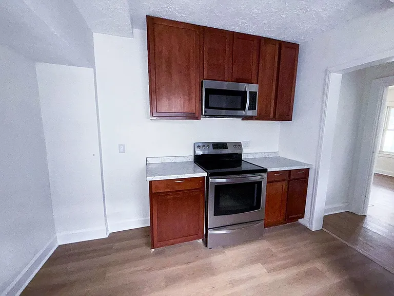 2143 Leonard Ave — Photo 6