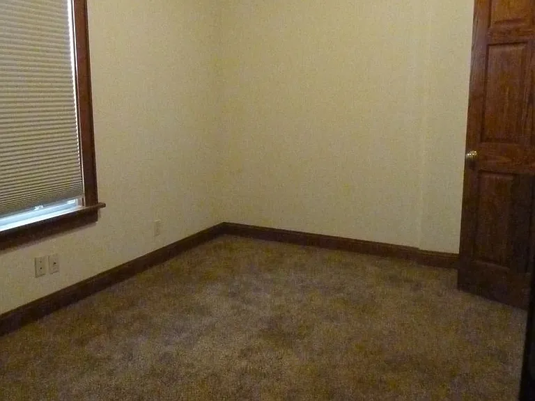 426 E Smith St — Photo 3