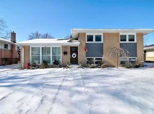 910 N Stratford Rd, Arlington Heights, IL 60004