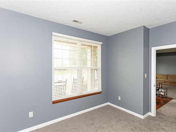 4th image of 914 Glenmore Trl