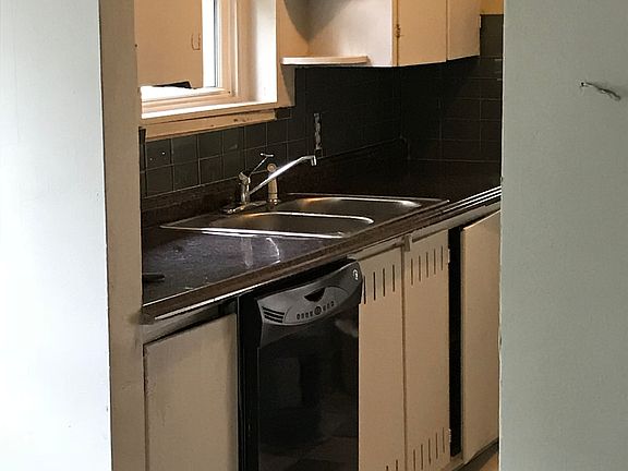 3rd image of 1011 W White Oak Ave