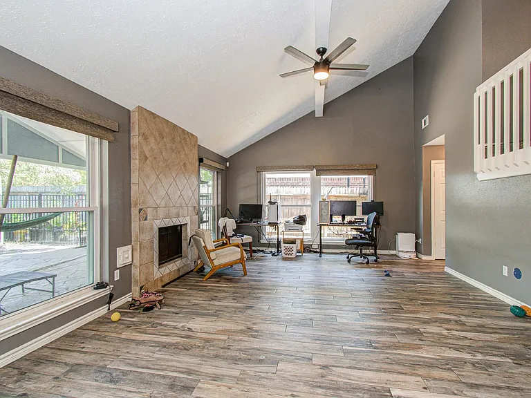 2122 Courtshire Ln — Photo 15
