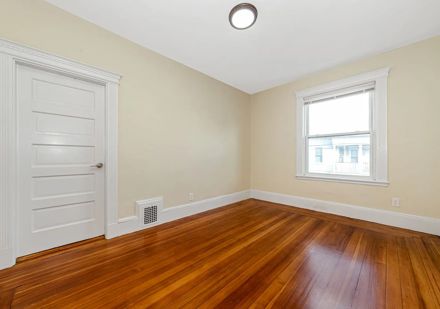 No Brokers Fee, In-Unit Washer and Dryer Recently Renovated — Photo 4