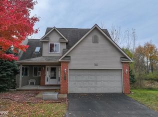 1257 Crystal Pointe Cir, Fenton, MI 48430