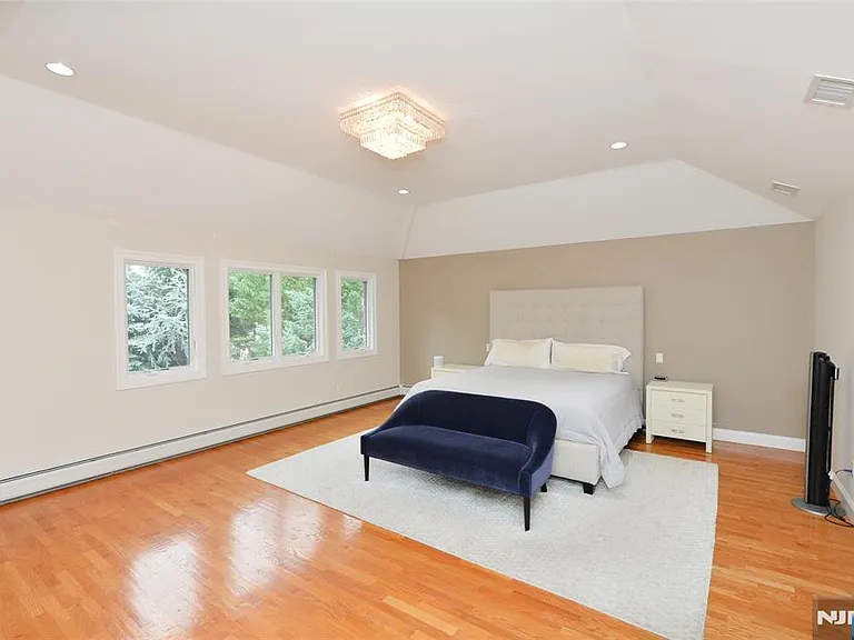 1056 Edgewood Ln — Photo 18