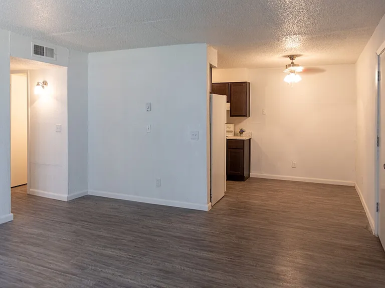 Las Brisas Apartments — Photo 7