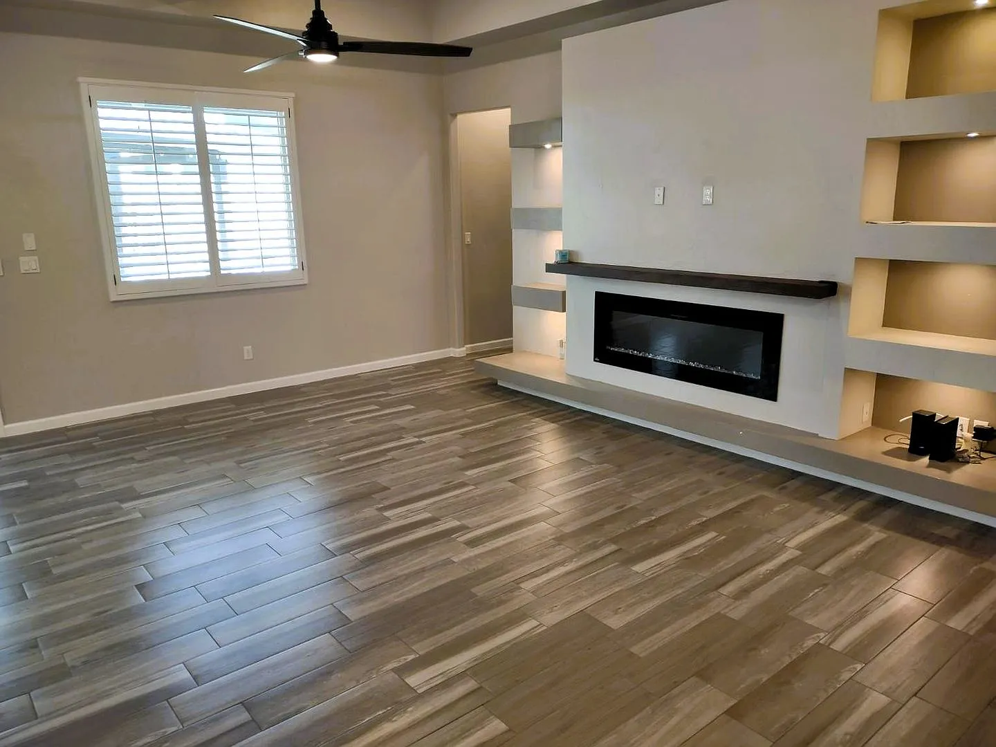 Immaculate Single Level Horizon Home With Refrigerated Air & Swimming Pool With Jacuzzi — Photo 4
