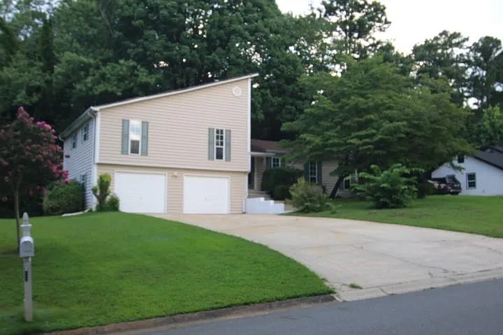 3 bed, 2.0 bath, 2016 sqft, $2,450 — Photo 1