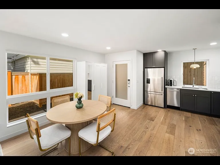 4028 5th Ave NE — Photo 6