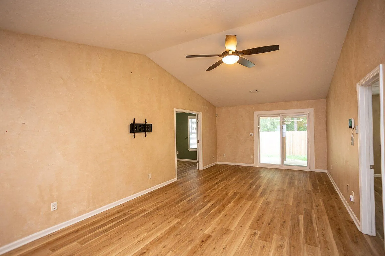 3 bed, 2.0 bath, 1300 sqft, $1,660 — Photo 3