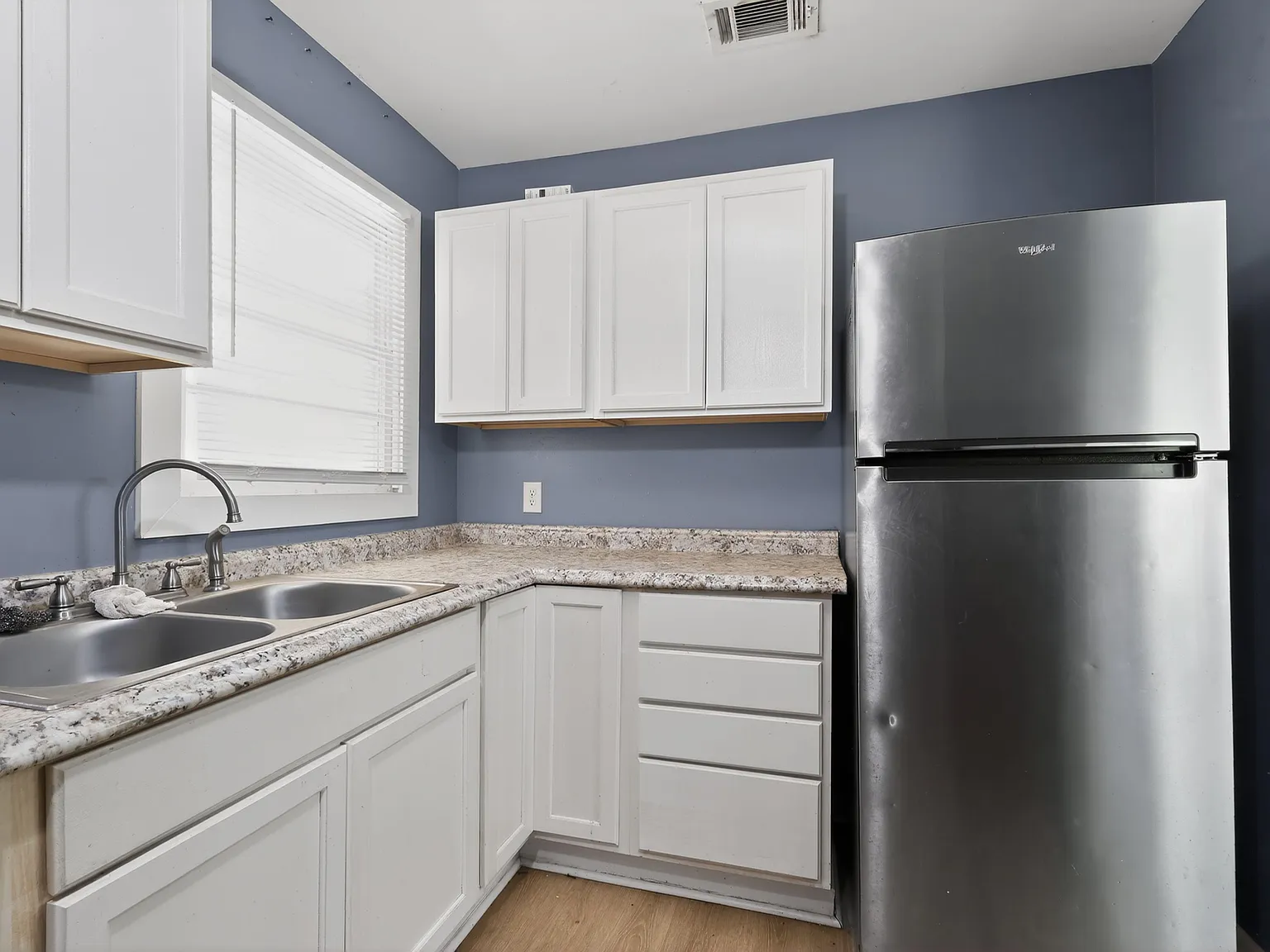 3 bed, 1.0 bath, 1000 sqft, $706 — Photo 3