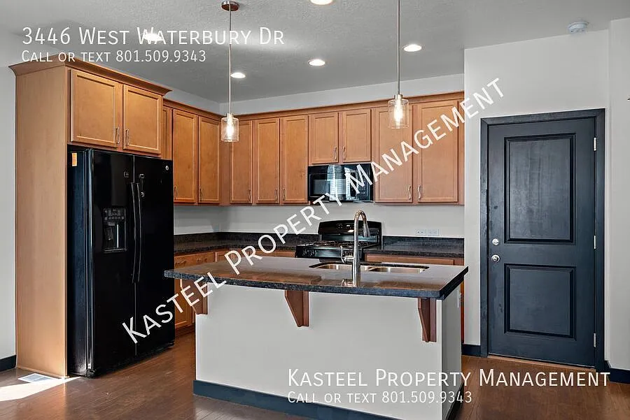 Spacious Home, 2 Car Garage, Central Air — Photo 4