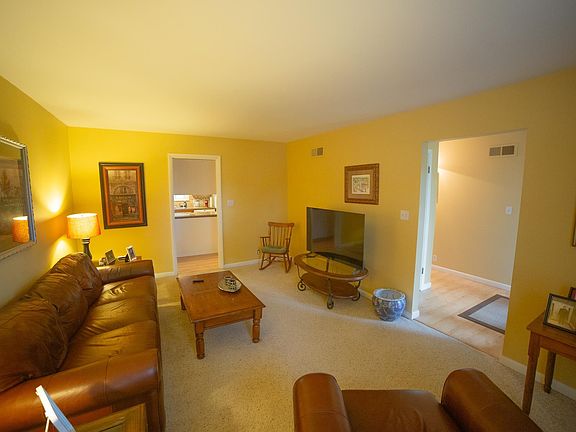 5th image of 606 Rose Dr
