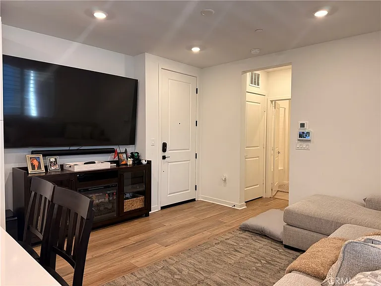 6123 Valentina Way — Photo 6