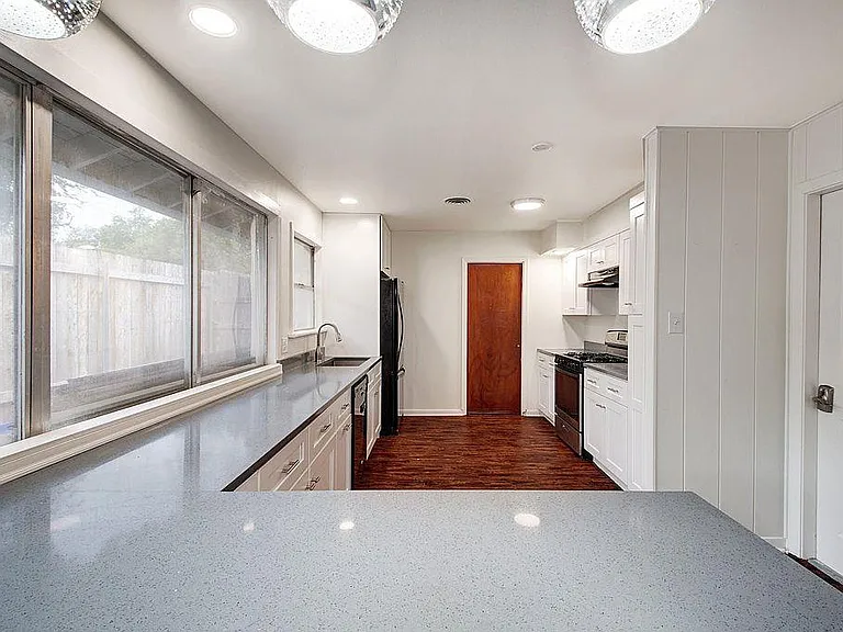 6108 Cherrylawn Cir — Photo 16
