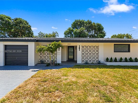 4th image of 2431 Sabal Palm Dr
