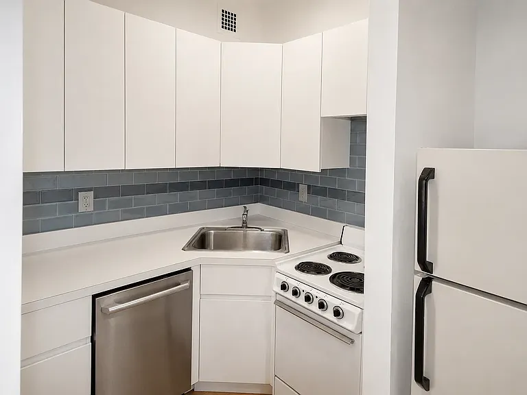 213 E 37th St #5G — Photo 3