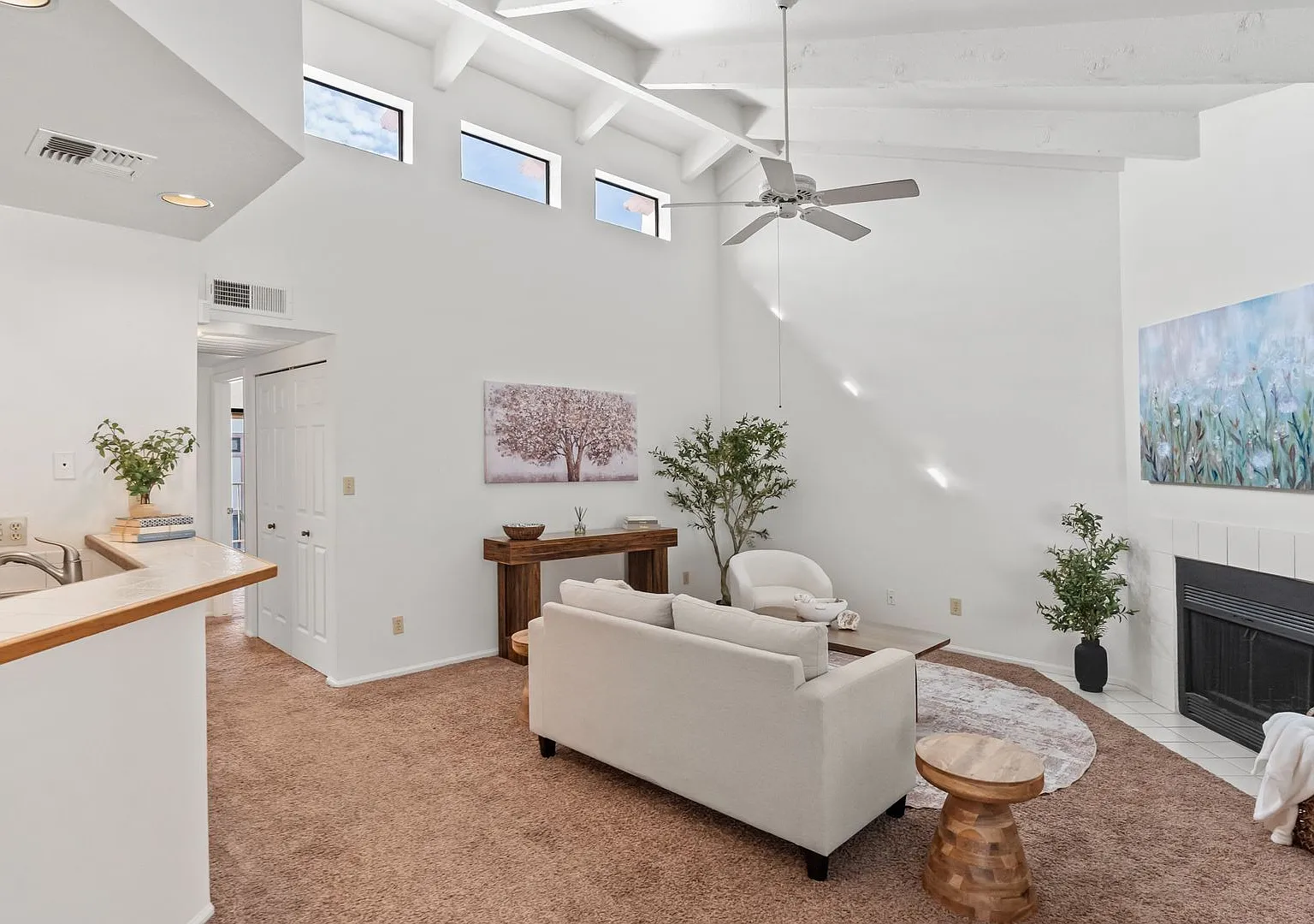 Spacious 2 Bedroom, 2 Bathroom Condo — Photo 4