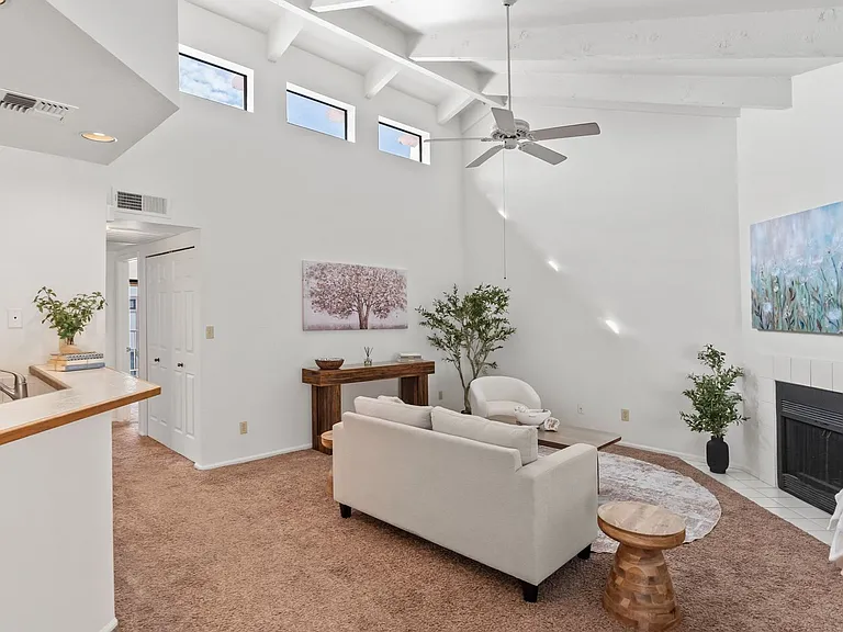 1017 E Maryland Ave #213 — Photo 4