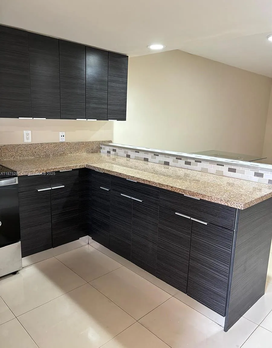 3 bed, 1012 sqft, $2,600 — Photo 1