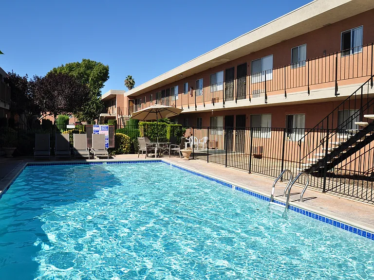 Ashwood Apartments — Photo 2