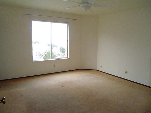 5th image of 801 Burnett Ave APT 4