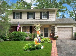 97 Patchogue Dr, Rocky Point, NY 11778