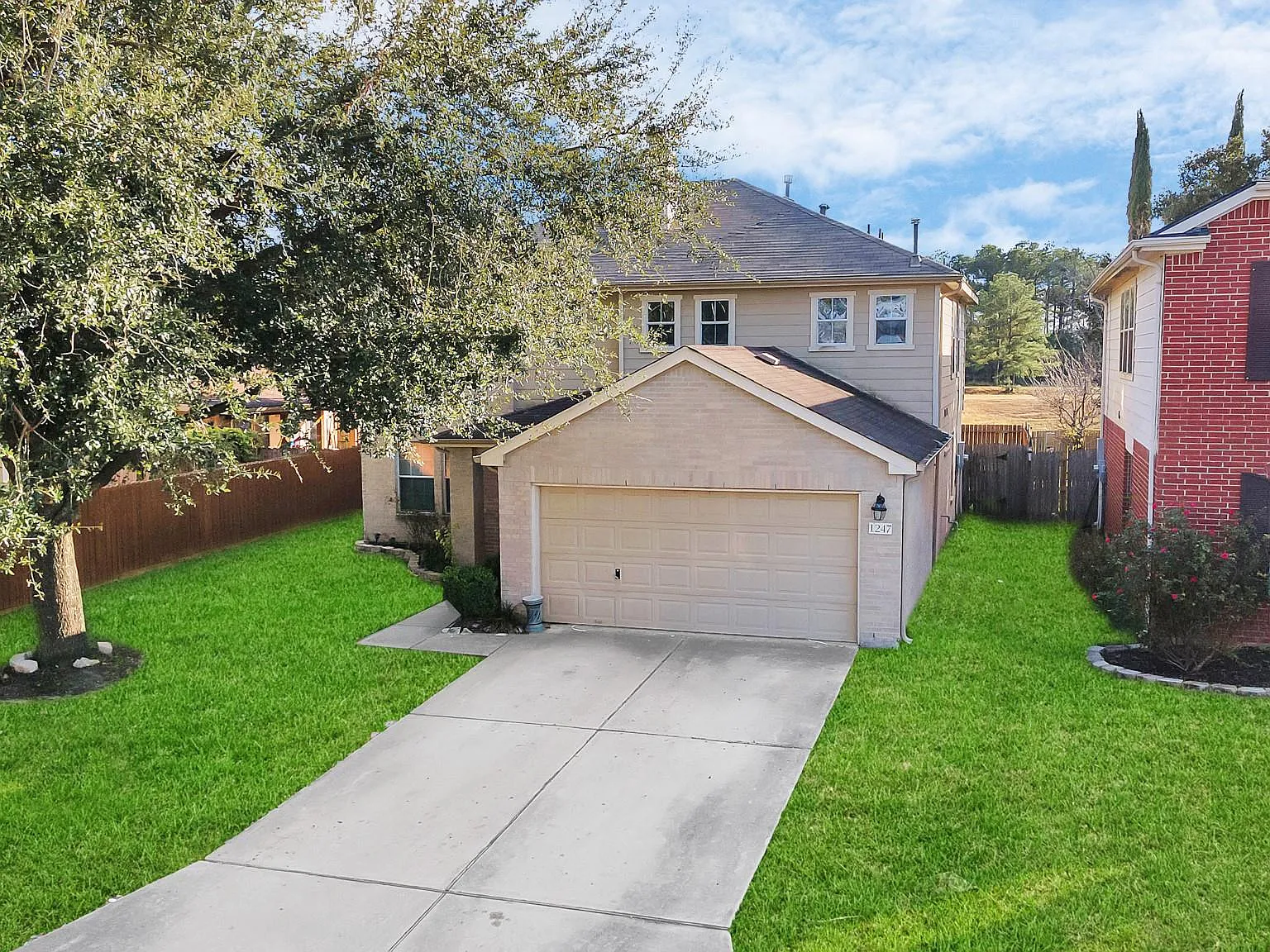 4 bed, 2.5 bath, 2498 sqft, $2,300 — Photo 2