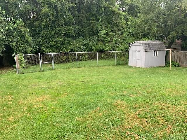 2nd image of 3905 Roslyn Ave