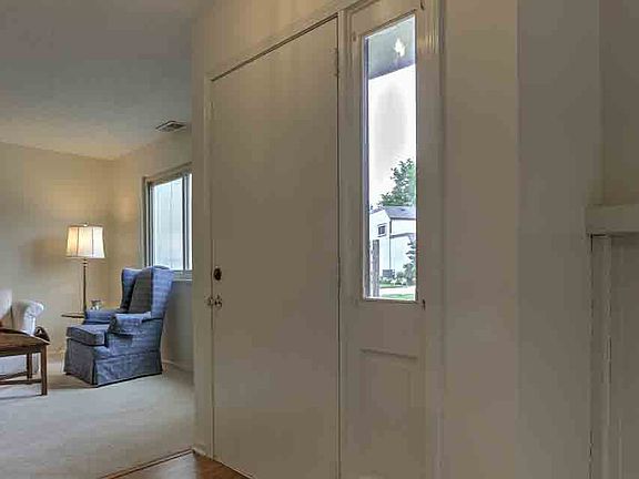 4th image of 12133 Charlotte St
