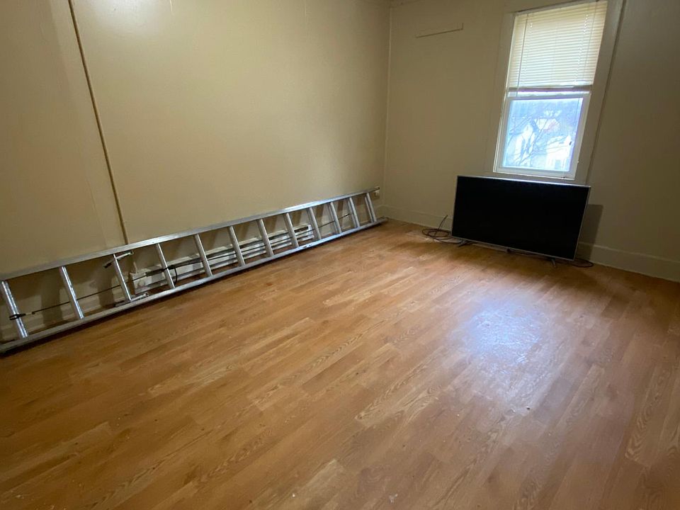 1st image of 902 Western Ave #2