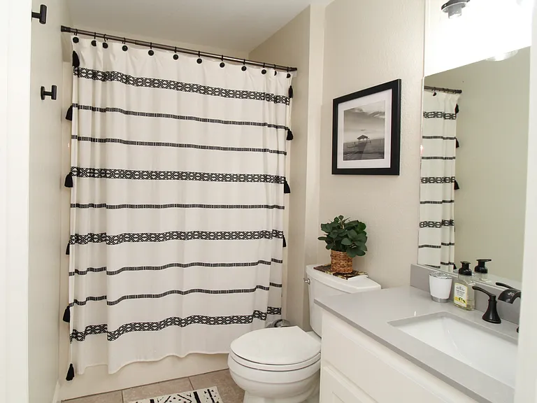 1401 NE Dysart Woods Ln — Photo 29