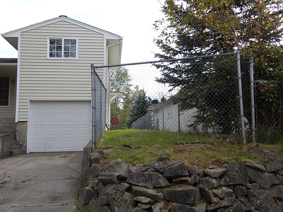 2nd image of 1642 E Fairbanks St