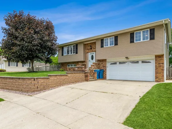 1408 Royal Oak Ct, De Witt, IA 52742