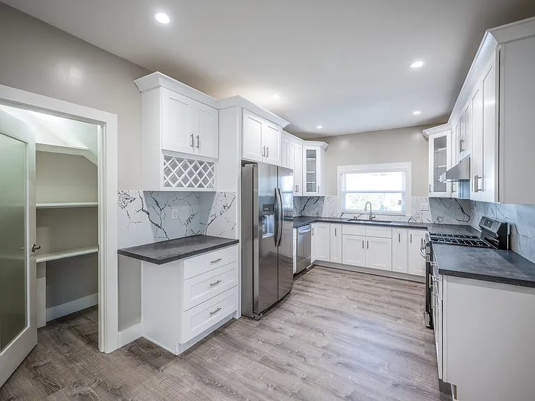 160 N Myrtle Ave — Photo 4