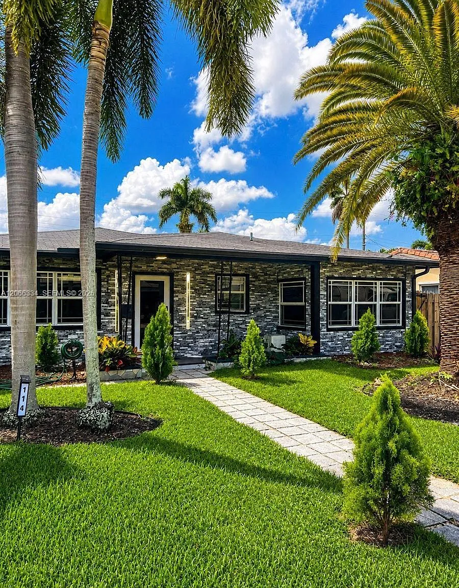 Poinciana Park — Photo 1