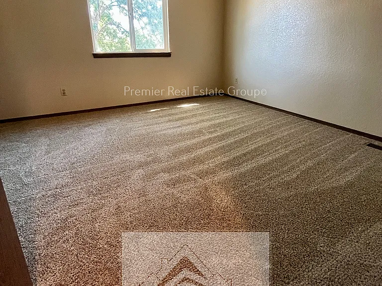 2158 Baltimore Cir — Photo 8
