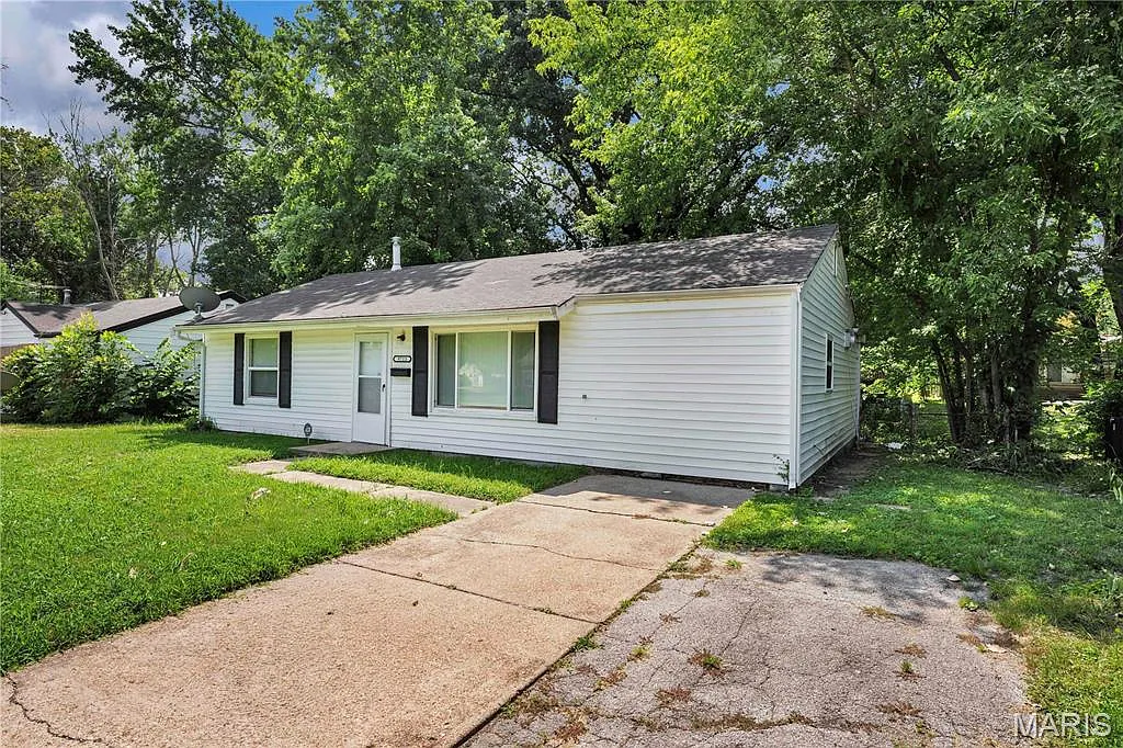 3 bed, 1.0 bath, 1056 sqft, $1,330 — Photo 3