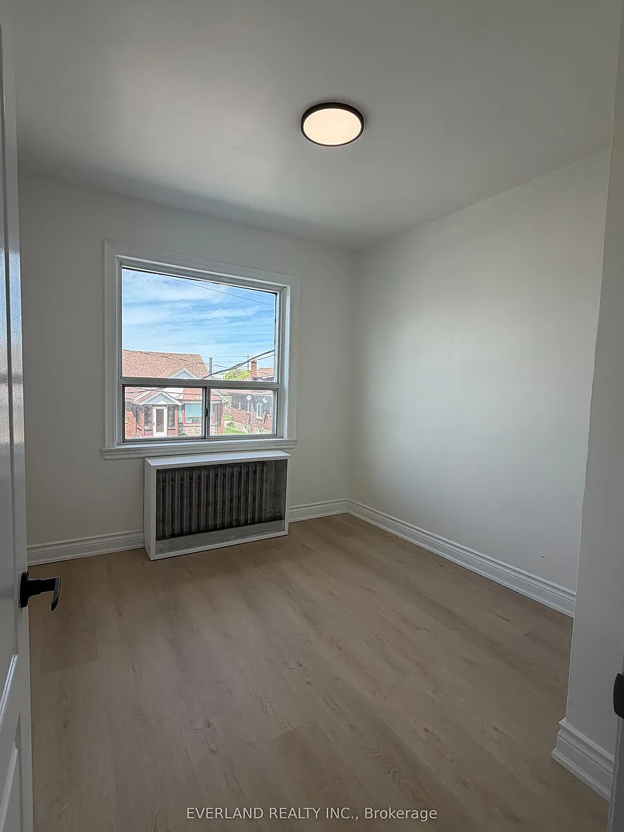 Building Photo - 247 Belgravia Ave #2