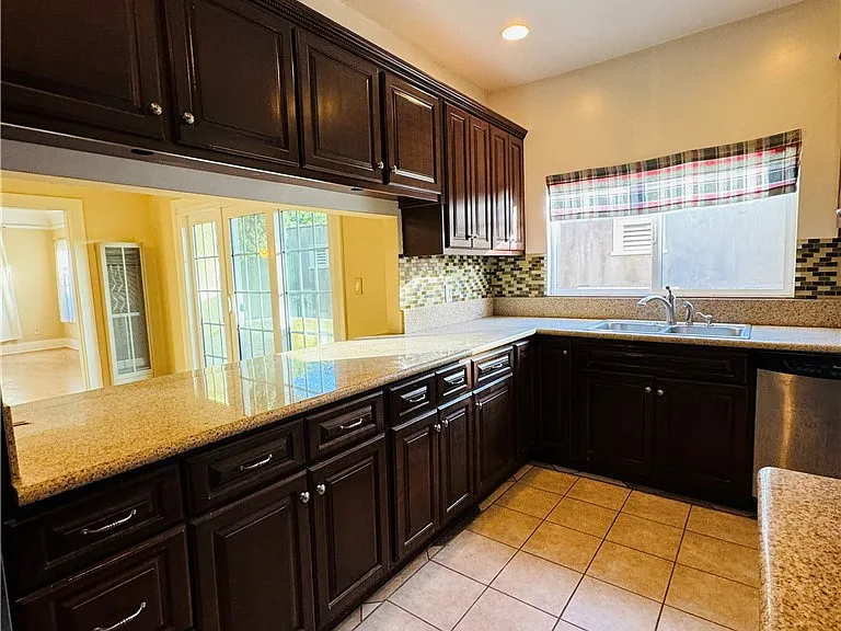 1327 S Longwood Ave #B — Photo 2