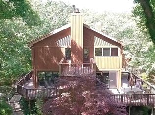 27 Rowledge Pond Rd, Newtown, CT 06482