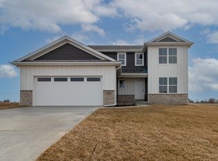 7 Boulder Dr, Carlock, IL 61725