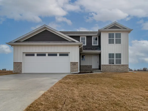 7 Boulder Dr, Carlock, IL 61725